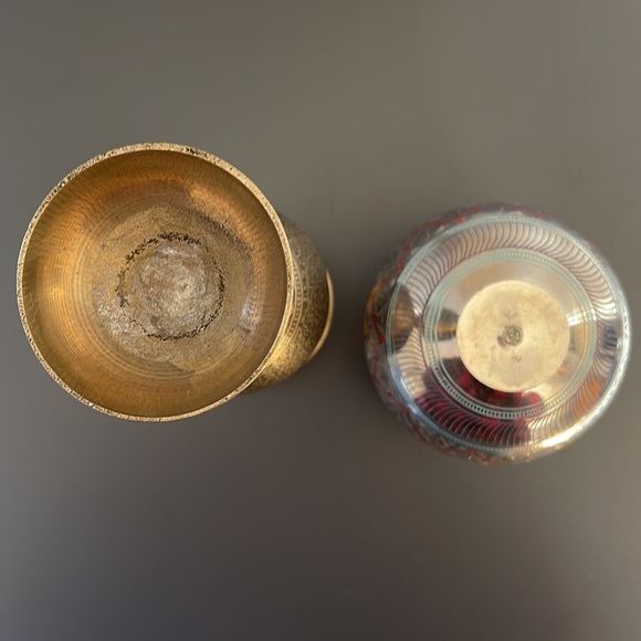 Pair of Vintage Indian Pedestal Bud Edged Brass Metal Vases - Picture 8 of 12